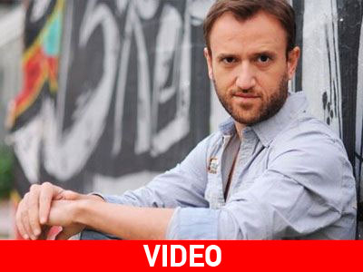 Ο Αγγέλου προετοιμάζεται για το «Annie» και ανεβάζει βιντεάκια